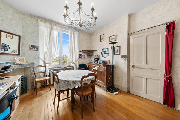 Maison à Fontaines de 190 m² avec dépendances