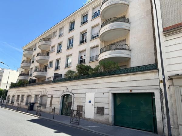 Vincennes centre – 2 places de parking en enfilade – Résidence sécurisée – 44 000 € FAI