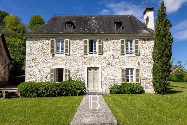 Oloron-Sainte-Marie, Maison de village 9 Chambres -  453 m² à vendre