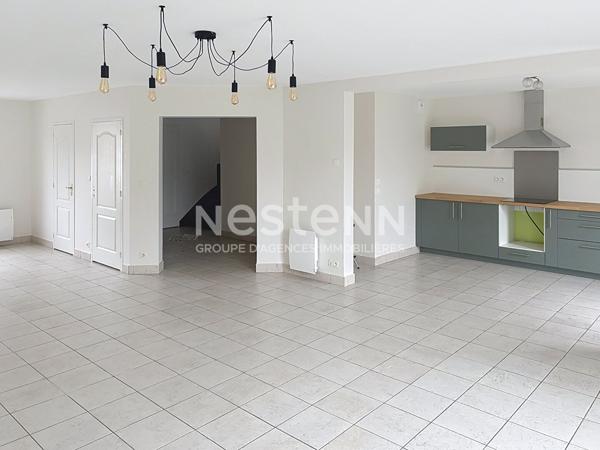 À Briollay, maison familiale avec jardin clos et garage à seulement 15 min d'Angers
