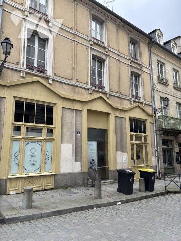 APPARTEMENT TYPE 4 - CENTRE-VILLE- AVEC GRENIERS ET CAVE -
Venez découvrir cet appartement de ...