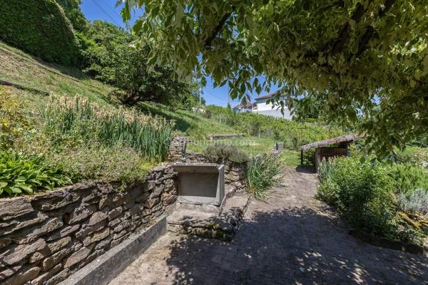 Vente                                                      Maison
                        
                     4 pièces                      127 m2                     à Saint-Jean-de-Soudain