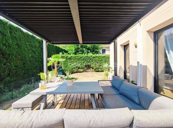 [ CALME ABSOLU / QUARTIER PRISÉ / PARFAIT ÉTAT / CLIMATISATION / 2 CHAMBRES / JARDIN INTIMISTE 130 M² / TERRASSE + PERGOLA / ABRI DE JARDIN / 2 STATIONNEMENTS DONT 1 PARKING COUVERT ]

Dans un quartier calme et prisé de Gradignan, à la limite de Canéjean, cet appartement se situe : 
- à deux pas du parc d'Auduche 
- à 4 mn en voiture de l'accès à l'autoroute pour rejoindre Bordeaux et le Bassin d'Arcachon 
- à 4 mn en voiture de la zone commerciale 
- à 4 km de l'école et du collège de secteur
- à 2 km du lycée 

Dans un petit immeuble de 2009 bien entretenu, élevé seulement d'un étage, vous profiterez d'un appartement en rez-de-chaussée de 55 m² avec son grand jardin privatif. 
Il vous séduira par sa rénovation récente et son agencement fonctionnel. Il se compose ainsi :
- Pièce de vie climatisée de 23 m² avec cuisine ouverte (moderne et équipée) donnant sur la terrasse
- Deux chambres avec placards d'environ 11 m² chacune 
- Salle de bain avec baignoire
- WC indépendant 
- Cellier / rangement

À l'extérieur, vous apprécierez tous les atouts suivants : 
- Entrée privative par le jardin 
- Jardin d'environ 130 m² sans vis-a-vis et au calme 
- Terrasse bois exposée Sud
- Pergola bioclimatique
- Abri de jardin pour le stockage 
- 1 stationnement dans le parking souterrain + 1 place sur le parking extérieur 

DPE en cours. 
Ancien DPE (avant 2021) : C (gaz à effet de serre A)

À visiter sans tarder !