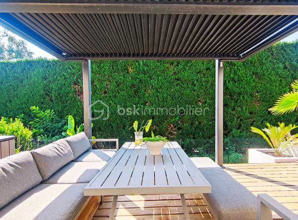 [ CALME ABSOLU / QUARTIER PRISÉ / PARFAIT ÉTAT / CLIMATISATION / 2 CHAMBRES / JARDIN INTIMISTE 130 M² / TERRASSE + PERGOLA / ABRI DE JARDIN / 2 STATIONNEMENTS DONT 1 PARKING COUVERT ]

Dans un quartier calme et prisé de Gradignan, à la limite de Canéjean, cet appartement se situe : 
- à deux pas du parc d'Auduche 
- à 4 mn en voiture de l'accès à l'autoroute pour rejoindre Bordeaux et le Bassin d'Arcachon 
- à 4 mn en voiture de la zone commerciale 
- à 4 km de l'école et du collège de secteur
- à 2 km du lycée 

Dans un petit immeuble de 2009 bien entretenu, élevé seulement d'un étage, vous profiterez d'un appartement en rez-de-chaussée de 55 m² avec son grand jardin privatif. 
Il vous séduira par sa rénovation récente et son agencement fonctionnel. Il se compose ainsi :
- Pièce de vie climatisée de 23 m² avec cuisine ouverte (moderne et équipée) donnant sur la terrasse
- Deux chambres avec placards d'environ 11 m² chacune 
- Salle de bain avec baignoire
- WC indépendant 
- Cellier / rangement

À l'extérieur, vous apprécierez tous les atouts suivants : 
- Entrée privative par le jardin 
- Jardin d'environ 130 m² sans vis-a-vis et au calme 
- Terrasse bois exposée Sud
- Pergola bioclimatique
- Abri de jardin pour le stockage 
- 1 stationnement dans le parking souterrain + 1 place sur le parking extérieur 

DPE en cours. 
Ancien DPE (avant 2021) : C (gaz à effet de serre A)

À visiter sans tarder !
