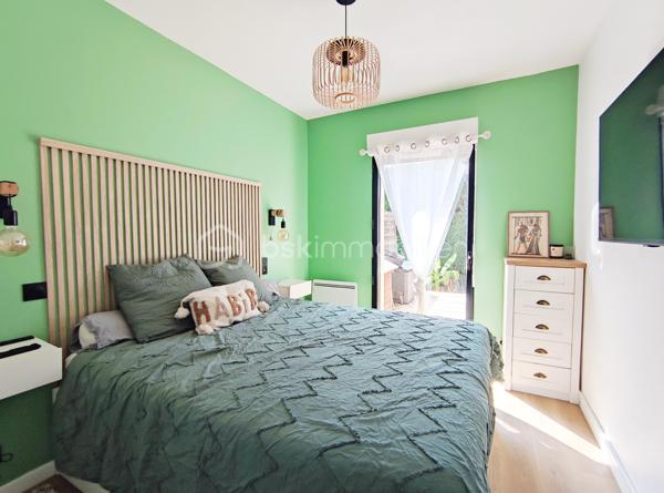 [ CALME ABSOLU / QUARTIER PRISÉ / PARFAIT ÉTAT / CLIMATISATION / 2 CHAMBRES / JARDIN INTIMISTE 130 M² / TERRASSE + PERGOLA / ABRI DE JARDIN / 2 STATIONNEMENTS DONT 1 PARKING COUVERT ]

Dans un quartier calme et prisé de Gradignan, à la limite de Canéjean, cet appartement se situe : 
- à deux pas du parc d'Auduche 
- à 4 mn en voiture de l'accès à l'autoroute pour rejoindre Bordeaux et le Bassin d'Arcachon 
- à 4 mn en voiture de la zone commerciale 
- à 4 km de l'école et du collège de secteur
- à 2 km du lycée 

Dans un petit immeuble de 2009 bien entretenu, élevé seulement d'un étage, vous profiterez d'un appartement en rez-de-chaussée de 55 m² avec son grand jardin privatif. 
Il vous séduira par sa rénovation récente et son agencement fonctionnel. Il se compose ainsi :
- Pièce de vie climatisée de 23 m² avec cuisine ouverte (moderne et équipée) donnant sur la terrasse
- Deux chambres avec placards d'environ 11 m² chacune 
- Salle de bain avec baignoire
- WC indépendant 
- Cellier / rangement

À l'extérieur, vous apprécierez tous les atouts suivants : 
- Entrée privative par le jardin 
- Jardin d'environ 130 m² sans vis-a-vis et au calme 
- Terrasse bois exposée Sud
- Pergola bioclimatique
- Abri de jardin pour le stockage 
- 1 stationnement dans le parking souterrain + 1 place sur le parking extérieur 

DPE en cours. 
Ancien DPE (avant 2021) : C (gaz à effet de serre A)

À visiter sans tarder !