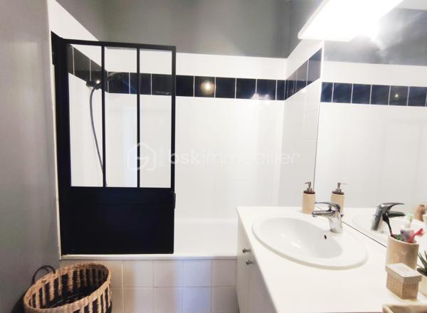 [ CALME ABSOLU / QUARTIER PRISÉ / PARFAIT ÉTAT / CLIMATISATION / 2 CHAMBRES / JARDIN INTIMISTE 130 M² / TERRASSE + PERGOLA / ABRI DE JARDIN / 2 STATIONNEMENTS DONT 1 PARKING COUVERT ]

Dans un quartier calme et prisé de Gradignan, à la limite de Canéjean, cet appartement se situe : 
- à deux pas du parc d'Auduche 
- à 4 mn en voiture de l'accès à l'autoroute pour rejoindre Bordeaux et le Bassin d'Arcachon 
- à 4 mn en voiture de la zone commerciale 
- à 4 km de l'école et du collège de secteur
- à 2 km du lycée 

Dans un petit immeuble de 2009 bien entretenu, élevé seulement d'un étage, vous profiterez d'un appartement en rez-de-chaussée de 55 m² avec son grand jardin privatif. 
Il vous séduira par sa rénovation récente et son agencement fonctionnel. Il se compose ainsi :
- Pièce de vie climatisée de 23 m² avec cuisine ouverte (moderne et équipée) donnant sur la terrasse
- Deux chambres avec placards d'environ 11 m² chacune 
- Salle de bain avec baignoire
- WC indépendant 
- Cellier / rangement

À l'extérieur, vous apprécierez tous les atouts suivants : 
- Entrée privative par le jardin 
- Jardin d'environ 130 m² sans vis-a-vis et au calme 
- Terrasse bois exposée Sud
- Pergola bioclimatique
- Abri de jardin pour le stockage 
- 1 stationnement dans le parking souterrain + 1 place sur le parking extérieur 

DPE en cours. 
Ancien DPE (avant 2021) : C (gaz à effet de serre A)

À visiter sans tarder !