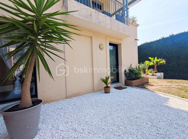 [ CALME ABSOLU / QUARTIER PRISÉ / PARFAIT ÉTAT / CLIMATISATION / 2 CHAMBRES / JARDIN INTIMISTE 130 M² / TERRASSE + PERGOLA / ABRI DE JARDIN / 2 STATIONNEMENTS DONT 1 PARKING COUVERT ]

Dans un quartier calme et prisé de Gradignan, à la limite de Canéjean, cet appartement se situe : 
- à deux pas du parc d'Auduche 
- à 4 mn en voiture de l'accès à l'autoroute pour rejoindre Bordeaux et le Bassin d'Arcachon 
- à 4 mn en voiture de la zone commerciale 
- à 4 km de l'école et du collège de secteur
- à 2 km du lycée 

Dans un petit immeuble de 2009 bien entretenu, élevé seulement d'un étage, vous profiterez d'un appartement en rez-de-chaussée de 55 m² avec son grand jardin privatif. 
Il vous séduira par sa rénovation récente et son agencement fonctionnel. Il se compose ainsi :
- Pièce de vie climatisée de 23 m² avec cuisine ouverte (moderne et équipée) donnant sur la terrasse
- Deux chambres avec placards d'environ 11 m² chacune 
- Salle de bain avec baignoire
- WC indépendant 
- Cellier / rangement

À l'extérieur, vous apprécierez tous les atouts suivants : 
- Entrée privative par le jardin 
- Jardin d'environ 130 m² sans vis-a-vis et au calme 
- Terrasse bois exposée Sud
- Pergola bioclimatique
- Abri de jardin pour le stockage 
- 1 stationnement dans le parking souterrain + 1 place sur le parking extérieur 

DPE en cours. 
Ancien DPE (avant 2021) : C (gaz à effet de serre A)

À visiter sans tarder !