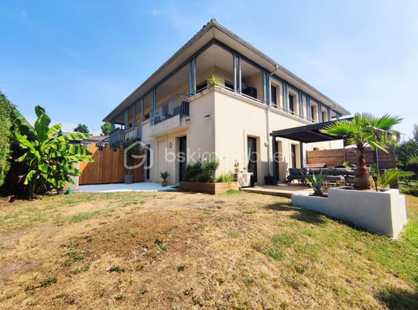 [ CALME ABSOLU / QUARTIER PRISÉ / PARFAIT ÉTAT / CLIMATISATION / 2 CHAMBRES / JARDIN INTIMISTE 130 M² / TERRASSE + PERGOLA / ABRI DE JARDIN / 2 STATIONNEMENTS DONT 1 PARKING COUVERT ]

Dans un quartier calme et prisé de Gradignan, à la limite de Canéjean, cet appartement se situe : 
- à deux pas du parc d'Auduche 
- à 4 mn en voiture de l'accès à l'autoroute pour rejoindre Bordeaux et le Bassin d'Arcachon 
- à 4 mn en voiture de la zone commerciale 
- à 4 km de l'école et du collège de secteur
- à 2 km du lycée 

Dans un petit immeuble de 2009 bien entretenu, élevé seulement d'un étage, vous profiterez d'un appartement en rez-de-chaussée de 55 m² avec son grand jardin privatif. 
Il vous séduira par sa rénovation récente et son agencement fonctionnel. Il se compose ainsi :
- Pièce de vie climatisée de 23 m² avec cuisine ouverte (moderne et équipée) donnant sur la terrasse
- Deux chambres avec placards d'environ 11 m² chacune 
- Salle de bain avec baignoire
- WC indépendant 
- Cellier / rangement

À l'extérieur, vous apprécierez tous les atouts suivants : 
- Entrée privative par le jardin 
- Jardin d'environ 130 m² sans vis-a-vis et au calme 
- Terrasse bois exposée Sud
- Pergola bioclimatique
- Abri de jardin pour le stockage 
- 1 stationnement dans le parking souterrain + 1 place sur le parking extérieur 

DPE en cours. 
Ancien DPE (avant 2021) : C (gaz à effet de serre A)

À visiter sans tarder !