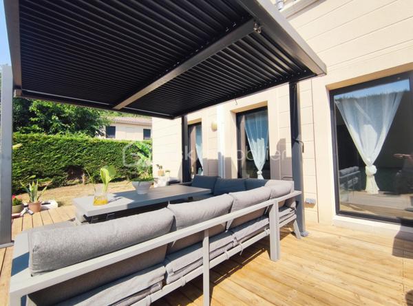 [ CALME ABSOLU / QUARTIER PRISÉ / PARFAIT ÉTAT / CLIMATISATION / 2 CHAMBRES / JARDIN INTIMISTE 130 M² / TERRASSE + PERGOLA / ABRI DE JARDIN / 2 STATIONNEMENTS DONT 1 PARKING COUVERT ]

Dans un quartier calme et prisé de Gradignan, à la limite de Canéjean, cet appartement se situe : 
- à deux pas du parc d'Auduche 
- à 4 mn en voiture de l'accès à l'autoroute pour rejoindre Bordeaux et le Bassin d'Arcachon 
- à 4 mn en voiture de la zone commerciale 
- à 4 km de l'école et du collège de secteur
- à 2 km du lycée 

Dans un petit immeuble de 2009 bien entretenu, élevé seulement d'un étage, vous profiterez d'un appartement en rez-de-chaussée de 55 m² avec son grand jardin privatif. 
Il vous séduira par sa rénovation récente et son agencement fonctionnel. Il se compose ainsi :
- Pièce de vie climatisée de 23 m² avec cuisine ouverte (moderne et équipée) donnant sur la terrasse
- Deux chambres avec placards d'environ 11 m² chacune 
- Salle de bain avec baignoire
- WC indépendant 
- Cellier / rangement

À l'extérieur, vous apprécierez tous les atouts suivants : 
- Entrée privative par le jardin 
- Jardin d'environ 130 m² sans vis-a-vis et au calme 
- Terrasse bois exposée Sud
- Pergola bioclimatique
- Abri de jardin pour le stockage 
- 1 stationnement dans le parking souterrain + 1 place sur le parking extérieur 

DPE en cours. 
Ancien DPE (avant 2021) : C (gaz à effet de serre A)

À visiter sans tarder !