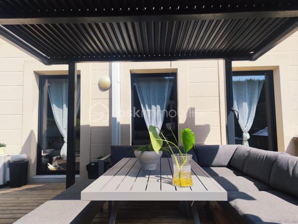 [ CALME ABSOLU / QUARTIER PRISÉ / PARFAIT ÉTAT / CLIMATISATION / 2 CHAMBRES / JARDIN INTIMISTE 130 M² / TERRASSE + PERGOLA / ABRI DE JARDIN / 2 STATIONNEMENTS DONT 1 PARKING COUVERT ]

Dans un quartier calme et prisé de Gradignan, à la limite de Canéjean, cet appartement se situe : 
- à deux pas du parc d'Auduche 
- à 4 mn en voiture de l'accès à l'autoroute pour rejoindre Bordeaux et le Bassin d'Arcachon 
- à 4 mn en voiture de la zone commerciale 
- à 4 km de l'école et du collège de secteur
- à 2 km du lycée 

Dans un petit immeuble de 2009 bien entretenu, élevé seulement d'un étage, vous profiterez d'un appartement en rez-de-chaussée de 55 m² avec son grand jardin privatif. 
Il vous séduira par sa rénovation récente et son agencement fonctionnel. Il se compose ainsi :
- Pièce de vie climatisée de 23 m² avec cuisine ouverte (moderne et équipée) donnant sur la terrasse
- Deux chambres avec placards d'environ 11 m² chacune 
- Salle de bain avec baignoire
- WC indépendant 
- Cellier / rangement

À l'extérieur, vous apprécierez tous les atouts suivants : 
- Entrée privative par le jardin 
- Jardin d'environ 130 m² sans vis-a-vis et au calme 
- Terrasse bois exposée Sud
- Pergola bioclimatique
- Abri de jardin pour le stockage 
- 1 stationnement dans le parking souterrain + 1 place sur le parking extérieur 

DPE en cours. 
Ancien DPE (avant 2021) : C (gaz à effet de serre A)

À visiter sans tarder !
