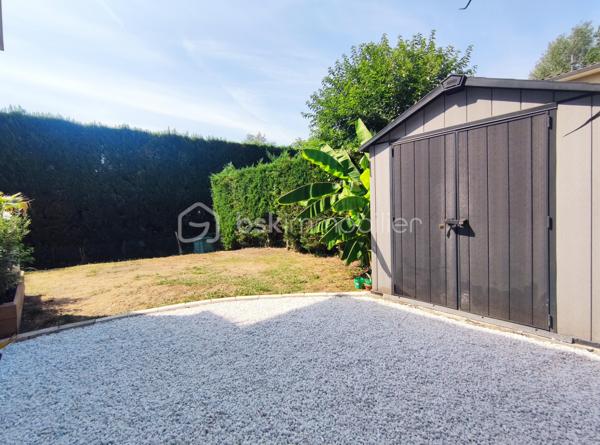 [ CALME ABSOLU / QUARTIER PRISÉ / PARFAIT ÉTAT / CLIMATISATION / 2 CHAMBRES / JARDIN INTIMISTE 130 M² / TERRASSE + PERGOLA / ABRI DE JARDIN / 2 STATIONNEMENTS DONT 1 PARKING COUVERT ]

Dans un quartier calme et prisé de Gradignan, à la limite de Canéjean, cet appartement se situe : 
- à deux pas du parc d'Auduche 
- à 4 mn en voiture de l'accès à l'autoroute pour rejoindre Bordeaux et le Bassin d'Arcachon 
- à 4 mn en voiture de la zone commerciale 
- à 4 km de l'école et du collège de secteur
- à 2 km du lycée 

Dans un petit immeuble de 2009 bien entretenu, élevé seulement d'un étage, vous profiterez d'un appartement en rez-de-chaussée de 55 m² avec son grand jardin privatif. 
Il vous séduira par sa rénovation récente et son agencement fonctionnel. Il se compose ainsi :
- Pièce de vie climatisée de 23 m² avec cuisine ouverte (moderne et équipée) donnant sur la terrasse
- Deux chambres avec placards d'environ 11 m² chacune 
- Salle de bain avec baignoire
- WC indépendant 
- Cellier / rangement

À l'extérieur, vous apprécierez tous les atouts suivants : 
- Entrée privative par le jardin 
- Jardin d'environ 130 m² sans vis-a-vis et au calme 
- Terrasse bois exposée Sud
- Pergola bioclimatique
- Abri de jardin pour le stockage 
- 1 stationnement dans le parking souterrain + 1 place sur le parking extérieur 

DPE en cours. 
Ancien DPE (avant 2021) : C (gaz à effet de serre A)

À visiter sans tarder !
