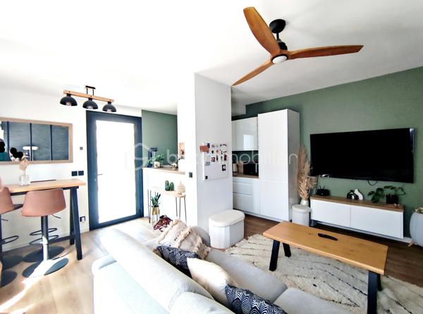 [ CALME ABSOLU / QUARTIER PRISÉ / PARFAIT ÉTAT / CLIMATISATION / 2 CHAMBRES / JARDIN INTIMISTE 130 M² / TERRASSE + PERGOLA / ABRI DE JARDIN / 2 STATIONNEMENTS DONT 1 PARKING COUVERT ]

Dans un quartier calme et prisé de Gradignan, à la limite de Canéjean, cet appartement se situe : 
- à deux pas du parc d'Auduche 
- à 4 mn en voiture de l'accès à l'autoroute pour rejoindre Bordeaux et le Bassin d'Arcachon 
- à 4 mn en voiture de la zone commerciale 
- à 4 km de l'école et du collège de secteur
- à 2 km du lycée 

Dans un petit immeuble de 2009 bien entretenu, élevé seulement d'un étage, vous profiterez d'un appartement en rez-de-chaussée de 55 m² avec son grand jardin privatif. 
Il vous séduira par sa rénovation récente et son agencement fonctionnel. Il se compose ainsi :
- Pièce de vie climatisée de 23 m² avec cuisine ouverte (moderne et équipée) donnant sur la terrasse
- Deux chambres avec placards d'environ 11 m² chacune 
- Salle de bain avec baignoire
- WC indépendant 
- Cellier / rangement

À l'extérieur, vous apprécierez tous les atouts suivants : 
- Entrée privative par le jardin 
- Jardin d'environ 130 m² sans vis-a-vis et au calme 
- Terrasse bois exposée Sud
- Pergola bioclimatique
- Abri de jardin pour le stockage 
- 1 stationnement dans le parking souterrain + 1 place sur le parking extérieur 

DPE en cours. 
Ancien DPE (avant 2021) : C (gaz à effet de serre A)

À visiter sans tarder !