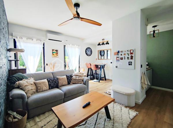 [ CALME ABSOLU / QUARTIER PRISÉ / PARFAIT ÉTAT / CLIMATISATION / 2 CHAMBRES / JARDIN INTIMISTE 130 M² / TERRASSE + PERGOLA / ABRI DE JARDIN / 2 STATIONNEMENTS DONT 1 PARKING COUVERT ]

Dans un quartier calme et prisé de Gradignan, à la limite de Canéjean, cet appartement se situe : 
- à deux pas du parc d'Auduche 
- à 4 mn en voiture de l'accès à l'autoroute pour rejoindre Bordeaux et le Bassin d'Arcachon 
- à 4 mn en voiture de la zone commerciale 
- à 4 km de l'école et du collège de secteur
- à 2 km du lycée 

Dans un petit immeuble de 2009 bien entretenu, élevé seulement d'un étage, vous profiterez d'un appartement en rez-de-chaussée de 55 m² avec son grand jardin privatif. 
Il vous séduira par sa rénovation récente et son agencement fonctionnel. Il se compose ainsi :
- Pièce de vie climatisée de 23 m² avec cuisine ouverte (moderne et équipée) donnant sur la terrasse
- Deux chambres avec placards d'environ 11 m² chacune 
- Salle de bain avec baignoire
- WC indépendant 
- Cellier / rangement

À l'extérieur, vous apprécierez tous les atouts suivants : 
- Entrée privative par le jardin 
- Jardin d'environ 130 m² sans vis-a-vis et au calme 
- Terrasse bois exposée Sud
- Pergola bioclimatique
- Abri de jardin pour le stockage 
- 1 stationnement dans le parking souterrain + 1 place sur le parking extérieur 

DPE en cours. 
Ancien DPE (avant 2021) : C (gaz à effet de serre A)

À visiter sans tarder !