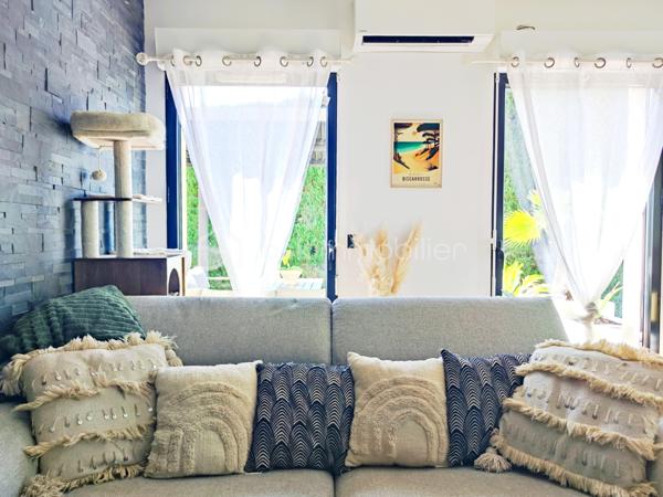[ CALME ABSOLU / QUARTIER PRISÉ / PARFAIT ÉTAT / CLIMATISATION / 2 CHAMBRES / JARDIN INTIMISTE 130 M² / TERRASSE + PERGOLA / ABRI DE JARDIN / 2 STATIONNEMENTS DONT 1 PARKING COUVERT ]

Dans un quartier calme et prisé de Gradignan, à la limite de Canéjean, cet appartement se situe : 
- à deux pas du parc d'Auduche 
- à 4 mn en voiture de l'accès à l'autoroute pour rejoindre Bordeaux et le Bassin d'Arcachon 
- à 4 mn en voiture de la zone commerciale 
- à 4 km de l'école et du collège de secteur
- à 2 km du lycée 

Dans un petit immeuble de 2009 bien entretenu, élevé seulement d'un étage, vous profiterez d'un appartement en rez-de-chaussée de 55 m² avec son grand jardin privatif. 
Il vous séduira par sa rénovation récente et son agencement fonctionnel. Il se compose ainsi :
- Pièce de vie climatisée de 23 m² avec cuisine ouverte (moderne et équipée) donnant sur la terrasse
- Deux chambres avec placards d'environ 11 m² chacune 
- Salle de bain avec baignoire
- WC indépendant 
- Cellier / rangement

À l'extérieur, vous apprécierez tous les atouts suivants : 
- Entrée privative par le jardin 
- Jardin d'environ 130 m² sans vis-a-vis et au calme 
- Terrasse bois exposée Sud
- Pergola bioclimatique
- Abri de jardin pour le stockage 
- 1 stationnement dans le parking souterrain + 1 place sur le parking extérieur 

DPE en cours. 
Ancien DPE (avant 2021) : C (gaz à effet de serre A)

À visiter sans tarder !