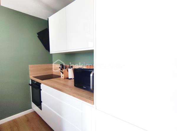 [ CALME ABSOLU / QUARTIER PRISÉ / PARFAIT ÉTAT / CLIMATISATION / 2 CHAMBRES / JARDIN INTIMISTE 130 M² / TERRASSE + PERGOLA / ABRI DE JARDIN / 2 STATIONNEMENTS DONT 1 PARKING COUVERT ]

Dans un quartier calme et prisé de Gradignan, à la limite de Canéjean, cet appartement se situe : 
- à deux pas du parc d'Auduche 
- à 4 mn en voiture de l'accès à l'autoroute pour rejoindre Bordeaux et le Bassin d'Arcachon 
- à 4 mn en voiture de la zone commerciale 
- à 4 km de l'école et du collège de secteur
- à 2 km du lycée 

Dans un petit immeuble de 2009 bien entretenu, élevé seulement d'un étage, vous profiterez d'un appartement en rez-de-chaussée de 55 m² avec son grand jardin privatif. 
Il vous séduira par sa rénovation récente et son agencement fonctionnel. Il se compose ainsi :
- Pièce de vie climatisée de 23 m² avec cuisine ouverte (moderne et équipée) donnant sur la terrasse
- Deux chambres avec placards d'environ 11 m² chacune 
- Salle de bain avec baignoire
- WC indépendant 
- Cellier / rangement

À l'extérieur, vous apprécierez tous les atouts suivants : 
- Entrée privative par le jardin 
- Jardin d'environ 130 m² sans vis-a-vis et au calme 
- Terrasse bois exposée Sud
- Pergola bioclimatique
- Abri de jardin pour le stockage 
- 1 stationnement dans le parking souterrain + 1 place sur le parking extérieur 

DPE en cours. 
Ancien DPE (avant 2021) : C (gaz à effet de serre A)

À visiter sans tarder !