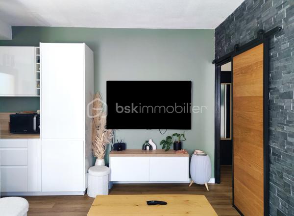 [ CALME ABSOLU / QUARTIER PRISÉ / PARFAIT ÉTAT / CLIMATISATION / 2 CHAMBRES / JARDIN INTIMISTE 130 M² / TERRASSE + PERGOLA / ABRI DE JARDIN / 2 STATIONNEMENTS DONT 1 PARKING COUVERT ]

Dans un quartier calme et prisé de Gradignan, à la limite de Canéjean, cet appartement se situe : 
- à deux pas du parc d'Auduche 
- à 4 mn en voiture de l'accès à l'autoroute pour rejoindre Bordeaux et le Bassin d'Arcachon 
- à 4 mn en voiture de la zone commerciale 
- à 4 km de l'école et du collège de secteur
- à 2 km du lycée 

Dans un petit immeuble de 2009 bien entretenu, élevé seulement d'un étage, vous profiterez d'un appartement en rez-de-chaussée de 55 m² avec son grand jardin privatif. 
Il vous séduira par sa rénovation récente et son agencement fonctionnel. Il se compose ainsi :
- Pièce de vie climatisée de 23 m² avec cuisine ouverte (moderne et équipée) donnant sur la terrasse
- Deux chambres avec placards d'environ 11 m² chacune 
- Salle de bain avec baignoire
- WC indépendant 
- Cellier / rangement

À l'extérieur, vous apprécierez tous les atouts suivants : 
- Entrée privative par le jardin 
- Jardin d'environ 130 m² sans vis-a-vis et au calme 
- Terrasse bois exposée Sud
- Pergola bioclimatique
- Abri de jardin pour le stockage 
- 1 stationnement dans le parking souterrain + 1 place sur le parking extérieur 

DPE en cours. 
Ancien DPE (avant 2021) : C (gaz à effet de serre A)

À visiter sans tarder !