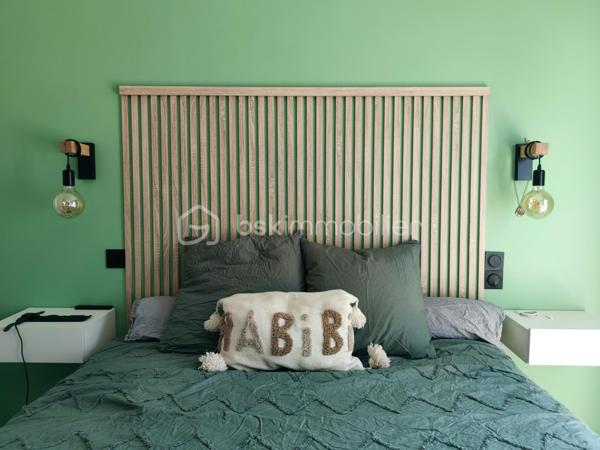 [ CALME ABSOLU / QUARTIER PRISÉ / PARFAIT ÉTAT / CLIMATISATION / 2 CHAMBRES / JARDIN INTIMISTE 130 M² / TERRASSE + PERGOLA / ABRI DE JARDIN / 2 STATIONNEMENTS DONT 1 PARKING COUVERT ]

Dans un quartier calme et prisé de Gradignan, à la limite de Canéjean, cet appartement se situe : 
- à deux pas du parc d'Auduche 
- à 4 mn en voiture de l'accès à l'autoroute pour rejoindre Bordeaux et le Bassin d'Arcachon 
- à 4 mn en voiture de la zone commerciale 
- à 4 km de l'école et du collège de secteur
- à 2 km du lycée 

Dans un petit immeuble de 2009 bien entretenu, élevé seulement d'un étage, vous profiterez d'un appartement en rez-de-chaussée de 55 m² avec son grand jardin privatif. 
Il vous séduira par sa rénovation récente et son agencement fonctionnel. Il se compose ainsi :
- Pièce de vie climatisée de 23 m² avec cuisine ouverte (moderne et équipée) donnant sur la terrasse
- Deux chambres avec placards d'environ 11 m² chacune 
- Salle de bain avec baignoire
- WC indépendant 
- Cellier / rangement

À l'extérieur, vous apprécierez tous les atouts suivants : 
- Entrée privative par le jardin 
- Jardin d'environ 130 m² sans vis-a-vis et au calme 
- Terrasse bois exposée Sud
- Pergola bioclimatique
- Abri de jardin pour le stockage 
- 1 stationnement dans le parking souterrain + 1 place sur le parking extérieur 

DPE en cours. 
Ancien DPE (avant 2021) : C (gaz à effet de serre A)

À visiter sans tarder !
