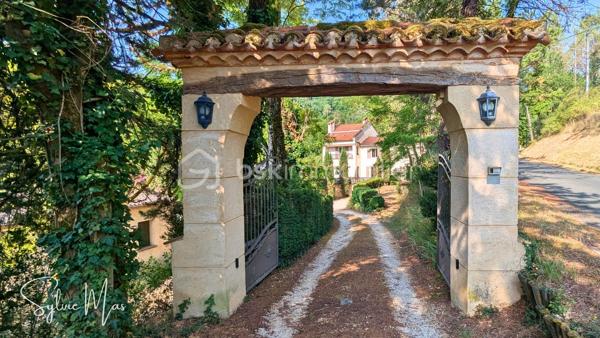 Aux portes du Périgord Noir, découvrez ce domaine privé d'exception de 1,58 ha. Alliant le charme de l'ancien à d'excellentes performances énergétiques (DPE C), cet ensemble rare offre environ 360 m² habitables au cœur d'un environnement paisible et verdoyant.
- La Demeure Principale (env. 250 m²) : 
Elle vous séduira par ses volumes généreux et son authenticité préservée :
    * Espaces de vie : un remarquable salon baigné de lumière sublimé par sa cheminée monumentale en pierre, une salle à manger conviviale avec insert, une cuisine équipée avec un cellier attenant et deux bureaux, idéaux pour le télétravail.
    * Espace nuit : 4 chambres spacieuses, une salle d'eau et une salle de bain.
    * Extérieurs & Annexes : propre piscine privative, caves et garages.
    * Confort thermique remarquable (DPE C) : Chaudière à granulés récente, pompe à chaleur air-eau et insert.
- Le Gîte Indépendant (env. 110 m²) – Intimité préservée et cadre bucolique
Actuellement exploité en location saisonnière, ce gîte de plain-pied bénéficie de son propre accès et d'un environnement sans aucun vis-à-vis avec la maison principale : 
    * Pièce de vie avec cuisine équipée, 3 chambres et 1 salle d'eau et une salle de bains.
    * Espaces extérieurs dédiés : le gîte a sa propre piscine au sel, une jolie prairie sur le devant, et 3 terrasses privatives (dont 2 couvertes), un  bordées par un bois apaisant.
- Les Extérieurs & Dépendances du Domaine
Espaces techniques & stockage : Un grand hangar d'environ 116 m² avec auvent de 48 m², dépendances annexes, garages, caves et 3 puits sur le terrain.
Terrain : Plus de 1,5 ha offrant une vraie tranquillité - 3 puits.
À seulement 500 mètres du village (commerces, centre médical, gare TER Périgueux-Agen), ce domaine idéal pour une grande propriété familiale, un projet de gîte clé en main ou un accueil touristique d'exception.