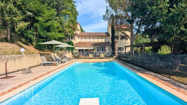 Aux portes du Périgord Noir, découvrez ce domaine privé d'exception de 1,58 ha. Alliant le charme de l'ancien à d'excellentes performances énergétiques (DPE C), cet ensemble rare offre environ 360 m² habitables au cœur d'un environnement paisible et verdoyant.
- La Demeure Principale (env. 250 m²) : 
Elle vous séduira par ses volumes généreux et son authenticité préservée :
    * Espaces de vie : un remarquable salon baigné de lumière sublimé par sa cheminée monumentale en pierre, une salle à manger conviviale avec insert, une cuisine équipée avec un cellier attenant et deux bureaux, idéaux pour le télétravail.
    * Espace nuit : 4 chambres spacieuses, une salle d'eau et une salle de bain.
    * Extérieurs & Annexes : propre piscine privative, caves et garages.
    * Confort thermique remarquable (DPE C) : Chaudière à granulés récente, pompe à chaleur air-eau et insert.
- Le Gîte Indépendant (env. 110 m²) – Intimité préservée et cadre bucolique
Actuellement exploité en location saisonnière, ce gîte de plain-pied bénéficie de son propre accès et d'un environnement sans aucun vis-à-vis avec la maison principale : 
    * Pièce de vie avec cuisine équipée, 3 chambres et 1 salle d'eau et une salle de bains.
    * Espaces extérieurs dédiés : le gîte a sa propre piscine au sel, une jolie prairie sur le devant, et 3 terrasses privatives (dont 2 couvertes), un  bordées par un bois apaisant.
- Les Extérieurs & Dépendances du Domaine
Espaces techniques & stockage : Un grand hangar d'environ 116 m² avec auvent de 48 m², dépendances annexes, garages, caves et 3 puits sur le terrain.
Terrain : Plus de 1,5 ha offrant une vraie tranquillité - 3 puits.
À seulement 500 mètres du village (commerces, centre médical, gare TER Périgueux-Agen), ce domaine idéal pour une grande propriété familiale, un projet de gîte clé en main ou un accueil touristique d'exception.