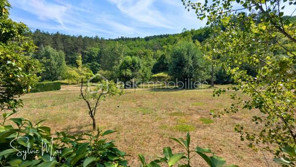 Aux portes du Périgord Noir, découvrez ce domaine privé d'exception de 1,58 ha. Alliant le charme de l'ancien à d'excellentes performances énergétiques (DPE C), cet ensemble rare offre environ 360 m² habitables au cœur d'un environnement paisible et verdoyant.
- La Demeure Principale (env. 250 m²) : 
Elle vous séduira par ses volumes généreux et son authenticité préservée :
    * Espaces de vie : un remarquable salon baigné de lumière sublimé par sa cheminée monumentale en pierre, une salle à manger conviviale avec insert, une cuisine équipée avec un cellier attenant et deux bureaux, idéaux pour le télétravail.
    * Espace nuit : 4 chambres spacieuses, une salle d'eau et une salle de bain.
    * Extérieurs & Annexes : propre piscine privative, caves et garages.
    * Confort thermique remarquable (DPE C) : Chaudière à granulés récente, pompe à chaleur air-eau et insert.
- Le Gîte Indépendant (env. 110 m²) – Intimité préservée et cadre bucolique
Actuellement exploité en location saisonnière, ce gîte de plain-pied bénéficie de son propre accès et d'un environnement sans aucun vis-à-vis avec la maison principale : 
    * Pièce de vie avec cuisine équipée, 3 chambres et 1 salle d'eau et une salle de bains.
    * Espaces extérieurs dédiés : le gîte a sa propre piscine au sel, une jolie prairie sur le devant, et 3 terrasses privatives (dont 2 couvertes), un  bordées par un bois apaisant.
- Les Extérieurs & Dépendances du Domaine
Espaces techniques & stockage : Un grand hangar d'environ 116 m² avec auvent de 48 m², dépendances annexes, garages, caves et 3 puits sur le terrain.
Terrain : Plus de 1,5 ha offrant une vraie tranquillité - 3 puits.
À seulement 500 mètres du village (commerces, centre médical, gare TER Périgueux-Agen), ce domaine idéal pour une grande propriété familiale, un projet de gîte clé en main ou un accueil touristique d'exception.