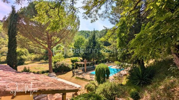 Aux portes du Périgord Noir, découvrez ce domaine privé d'exception de 1,58 ha. Alliant le charme de l'ancien à d'excellentes performances énergétiques (DPE C), cet ensemble rare offre environ 360 m² habitables au cœur d'un environnement paisible et verdoyant.
- La Demeure Principale (env. 250 m²) : 
Elle vous séduira par ses volumes généreux et son authenticité préservée :
    * Espaces de vie : un remarquable salon baigné de lumière sublimé par sa cheminée monumentale en pierre, une salle à manger conviviale avec insert, une cuisine équipée avec un cellier attenant et deux bureaux, idéaux pour le télétravail.
    * Espace nuit : 4 chambres spacieuses, une salle d'eau et une salle de bain.
    * Extérieurs & Annexes : propre piscine privative, caves et garages.
    * Confort thermique remarquable (DPE C) : Chaudière à granulés récente, pompe à chaleur air-eau et insert.
- Le Gîte Indépendant (env. 110 m²) – Intimité préservée et cadre bucolique
Actuellement exploité en location saisonnière, ce gîte de plain-pied bénéficie de son propre accès et d'un environnement sans aucun vis-à-vis avec la maison principale : 
    * Pièce de vie avec cuisine équipée, 3 chambres et 1 salle d'eau et une salle de bains.
    * Espaces extérieurs dédiés : le gîte a sa propre piscine au sel, une jolie prairie sur le devant, et 3 terrasses privatives (dont 2 couvertes), un  bordées par un bois apaisant.
- Les Extérieurs & Dépendances du Domaine
Espaces techniques & stockage : Un grand hangar d'environ 116 m² avec auvent de 48 m², dépendances annexes, garages, caves et 3 puits sur le terrain.
Terrain : Plus de 1,5 ha offrant une vraie tranquillité - 3 puits.
À seulement 500 mètres du village (commerces, centre médical, gare TER Périgueux-Agen), ce domaine idéal pour une grande propriété familiale, un projet de gîte clé en main ou un accueil touristique d'exception.