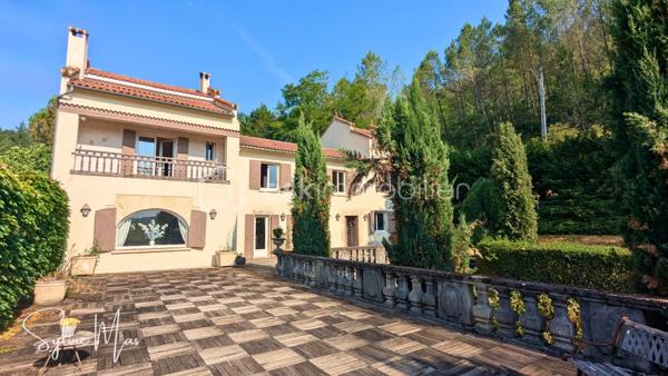 Aux portes du Périgord Noir, découvrez ce domaine privé d'exception de 1,58 ha. Alliant le charme de l'ancien à d'excellentes performances énergétiques (DPE C), cet ensemble rare offre environ 360 m² habitables au cœur d'un environnement paisible et verdoyant.
- La Demeure Principale (env. 250 m²) : 
Elle vous séduira par ses volumes généreux et son authenticité préservée :
    * Espaces de vie : un remarquable salon baigné de lumière sublimé par sa cheminée monumentale en pierre, une salle à manger conviviale avec insert, une cuisine équipée avec un cellier attenant et deux bureaux, idéaux pour le télétravail.
    * Espace nuit : 4 chambres spacieuses, une salle d'eau et une salle de bain.
    * Extérieurs & Annexes : propre piscine privative, caves et garages.
    * Confort thermique remarquable (DPE C) : Chaudière à granulés récente, pompe à chaleur air-eau et insert.
- Le Gîte Indépendant (env. 110 m²) – Intimité préservée et cadre bucolique
Actuellement exploité en location saisonnière, ce gîte de plain-pied bénéficie de son propre accès et d'un environnement sans aucun vis-à-vis avec la maison principale : 
    * Pièce de vie avec cuisine équipée, 3 chambres et 1 salle d'eau et une salle de bains.
    * Espaces extérieurs dédiés : le gîte a sa propre piscine au sel, une jolie prairie sur le devant, et 3 terrasses privatives (dont 2 couvertes), un  bordées par un bois apaisant.
- Les Extérieurs & Dépendances du Domaine
Espaces techniques & stockage : Un grand hangar d'environ 116 m² avec auvent de 48 m², dépendances annexes, garages, caves et 3 puits sur le terrain.
Terrain : Plus de 1,5 ha offrant une vraie tranquillité - 3 puits.
À seulement 500 mètres du village (commerces, centre médical, gare TER Périgueux-Agen), ce domaine idéal pour une grande propriété familiale, un projet de gîte clé en main ou un accueil touristique d'exception.