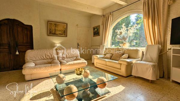 Aux portes du Périgord Noir, découvrez ce domaine privé d'exception de 1,58 ha. Alliant le charme de l'ancien à d'excellentes performances énergétiques (DPE C), cet ensemble rare offre environ 360 m² habitables au cœur d'un environnement paisible et verdoyant.
- La Demeure Principale (env. 250 m²) : 
Elle vous séduira par ses volumes généreux et son authenticité préservée :
    * Espaces de vie : un remarquable salon baigné de lumière sublimé par sa cheminée monumentale en pierre, une salle à manger conviviale avec insert, une cuisine équipée avec un cellier attenant et deux bureaux, idéaux pour le télétravail.
    * Espace nuit : 4 chambres spacieuses, une salle d'eau et une salle de bain.
    * Extérieurs & Annexes : propre piscine privative, caves et garages.
    * Confort thermique remarquable (DPE C) : Chaudière à granulés récente, pompe à chaleur air-eau et insert.
- Le Gîte Indépendant (env. 110 m²) – Intimité préservée et cadre bucolique
Actuellement exploité en location saisonnière, ce gîte de plain-pied bénéficie de son propre accès et d'un environnement sans aucun vis-à-vis avec la maison principale : 
    * Pièce de vie avec cuisine équipée, 3 chambres et 1 salle d'eau et une salle de bains.
    * Espaces extérieurs dédiés : le gîte a sa propre piscine au sel, une jolie prairie sur le devant, et 3 terrasses privatives (dont 2 couvertes), un  bordées par un bois apaisant.
- Les Extérieurs & Dépendances du Domaine
Espaces techniques & stockage : Un grand hangar d'environ 116 m² avec auvent de 48 m², dépendances annexes, garages, caves et 3 puits sur le terrain.
Terrain : Plus de 1,5 ha offrant une vraie tranquillité - 3 puits.
À seulement 500 mètres du village (commerces, centre médical, gare TER Périgueux-Agen), ce domaine idéal pour une grande propriété familiale, un projet de gîte clé en main ou un accueil touristique d'exception.