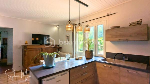 Aux portes du Périgord Noir, découvrez ce domaine privé d'exception de 1,58 ha. Alliant le charme de l'ancien à d'excellentes performances énergétiques (DPE C), cet ensemble rare offre environ 360 m² habitables au cœur d'un environnement paisible et verdoyant.
- La Demeure Principale (env. 250 m²) : 
Elle vous séduira par ses volumes généreux et son authenticité préservée :
    * Espaces de vie : un remarquable salon baigné de lumière sublimé par sa cheminée monumentale en pierre, une salle à manger conviviale avec insert, une cuisine équipée avec un cellier attenant et deux bureaux, idéaux pour le télétravail.
    * Espace nuit : 4 chambres spacieuses, une salle d'eau et une salle de bain.
    * Extérieurs & Annexes : propre piscine privative, caves et garages.
    * Confort thermique remarquable (DPE C) : Chaudière à granulés récente, pompe à chaleur air-eau et insert.
- Le Gîte Indépendant (env. 110 m²) – Intimité préservée et cadre bucolique
Actuellement exploité en location saisonnière, ce gîte de plain-pied bénéficie de son propre accès et d'un environnement sans aucun vis-à-vis avec la maison principale : 
    * Pièce de vie avec cuisine équipée, 3 chambres et 1 salle d'eau et une salle de bains.
    * Espaces extérieurs dédiés : le gîte a sa propre piscine au sel, une jolie prairie sur le devant, et 3 terrasses privatives (dont 2 couvertes), un  bordées par un bois apaisant.
- Les Extérieurs & Dépendances du Domaine
Espaces techniques & stockage : Un grand hangar d'environ 116 m² avec auvent de 48 m², dépendances annexes, garages, caves et 3 puits sur le terrain.
Terrain : Plus de 1,5 ha offrant une vraie tranquillité - 3 puits.
À seulement 500 mètres du village (commerces, centre médical, gare TER Périgueux-Agen), ce domaine idéal pour une grande propriété familiale, un projet de gîte clé en main ou un accueil touristique d'exception.
