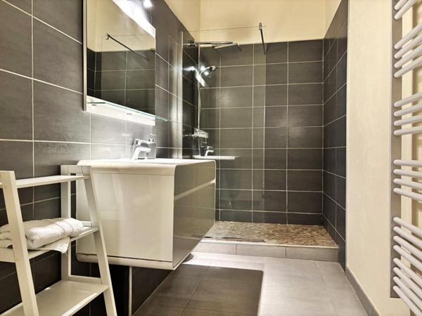 A vendre Mas en pierre de 340 m2 avec piscine  situé à Mauguio et  à 10 min de la plage