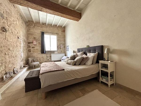 A vendre Mas en pierre de 340 m2 avec piscine  situé à Mauguio et  à 10 min de la plage