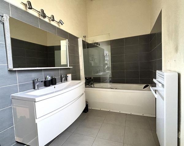 A vendre Mas en pierre de 340 m2 avec piscine  situé à Mauguio et  à 10 min de la plage