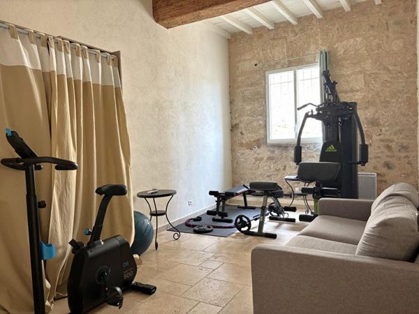 A vendre Mas en pierre de 340 m2 avec piscine  situé à Mauguio et  à 10 min de la plage