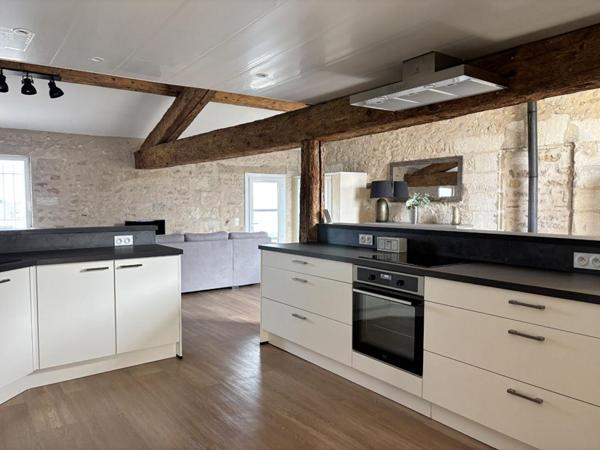 A vendre Mas en pierre de 340 m2 avec piscine  situé à Mauguio et  à 10 min de la plage