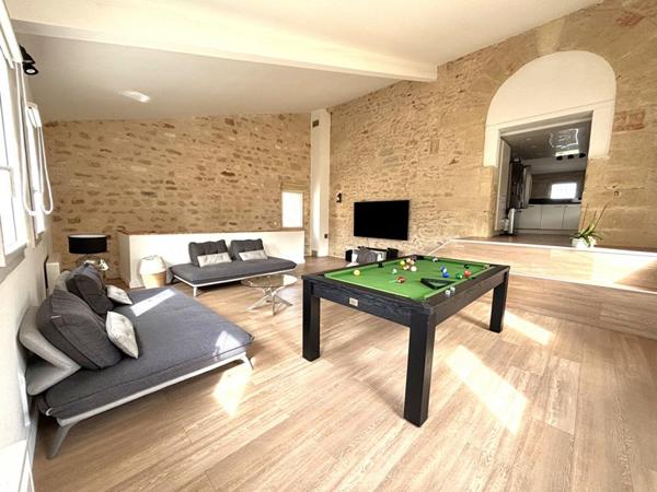 A vendre Mas en pierre de 340 m2 avec piscine  situé à Mauguio et  à 10 min de la plage