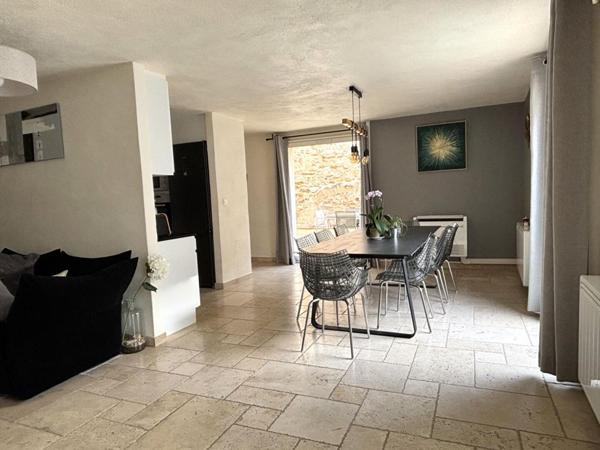 A vendre Mas en pierre de 340 m2 avec piscine  situé à Mauguio et  à 10 min de la plage