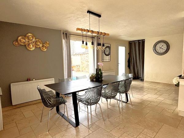 A vendre Mas en pierre de 340 m2 avec piscine  situé à Mauguio et  à 10 min de la plage