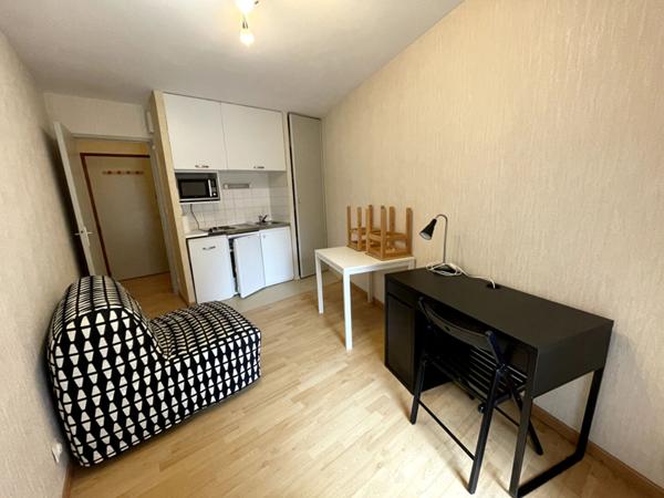 Cité des Congrès - Studio lumineux et bien agencé comprenant une pièce principale avec kitchenette ainsi qu'une salle d'eau avec WC. Loué meublé.