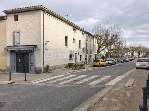 Volx maison de village Type 4  R+1  de 145 m² dont 65 m² de combles aménageables . Celle ci se situe au centre du village à proximité de toutes les commodités ( commerces , transports, banque, écoles , parking...). Maison très claire et dotée d' une bonne exposition ( est/ ouest ). Elle se compose en RDC  d' une cuisine , d' un salon A l' étage 3 chambres avec placard une sdb , un wc un accès à 65 m² de combles aménageables. Maison dotée de double vitrage et d' une climatisation réversible neuve.