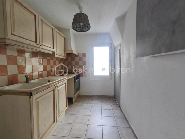 Volx maison de village Type 4  R+1  de 145 m² dont 65 m² de combles aménageables . Celle ci se situe au centre du village à proximité de toutes les commodités ( commerces , transports, banque, écoles , parking...). Maison très claire et dotée d' une bonne exposition ( est/ ouest ). Elle se compose en RDC  d' une cuisine , d' un salon A l' étage 3 chambres avec placard une sdb , un wc un accès à 65 m² de combles aménageables. Maison dotée de double vitrage et d' une climatisation réversible neuve.