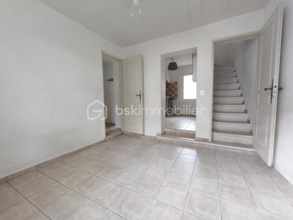 Volx maison de village Type 4  R+1  de 145 m² dont 65 m² de combles aménageables . Celle ci se situe au centre du village à proximité de toutes les commodités ( commerces , transports, banque, écoles , parking...). Maison très claire et dotée d' une bonne exposition ( est/ ouest ). Elle se compose en RDC  d' une cuisine , d' un salon A l' étage 3 chambres avec placard une sdb , un wc un accès à 65 m² de combles aménageables. Maison dotée de double vitrage et d' une climatisation réversible neuve.