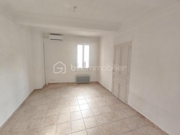 Volx maison de village Type 4  R+1  de 145 m² dont 65 m² de combles aménageables . Celle ci se situe au centre du village à proximité de toutes les commodités ( commerces , transports, banque, écoles , parking...). Maison très claire et dotée d' une bonne exposition ( est/ ouest ). Elle se compose en RDC  d' une cuisine , d' un salon A l' étage 3 chambres avec placard une sdb , un wc un accès à 65 m² de combles aménageables. Maison dotée de double vitrage et d' une climatisation réversible neuve.