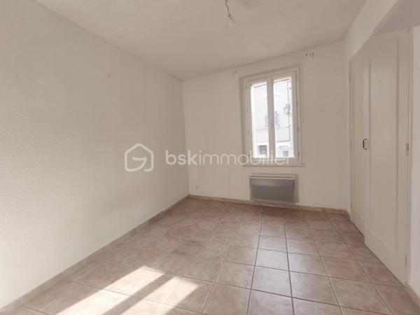 Volx maison de village Type 4  R+1  de 145 m² dont 65 m² de combles aménageables . Celle ci se situe au centre du village à proximité de toutes les commodités ( commerces , transports, banque, écoles , parking...). Maison très claire et dotée d' une bonne exposition ( est/ ouest ). Elle se compose en RDC  d' une cuisine , d' un salon A l' étage 3 chambres avec placard une sdb , un wc un accès à 65 m² de combles aménageables. Maison dotée de double vitrage et d' une climatisation réversible neuve.