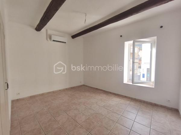 Volx maison de village Type 4  R+1  de 145 m² dont 65 m² de combles aménageables . Celle ci se situe au centre du village à proximité de toutes les commodités ( commerces , transports, banque, écoles , parking...). Maison très claire et dotée d' une bonne exposition ( est/ ouest ). Elle se compose en RDC  d' une cuisine , d' un salon A l' étage 3 chambres avec placard une sdb , un wc un accès à 65 m² de combles aménageables. Maison dotée de double vitrage et d' une climatisation réversible neuve.