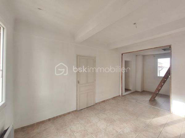 Volx maison de village Type 4  R+1  de 145 m² dont 65 m² de combles aménageables . Celle ci se situe au centre du village à proximité de toutes les commodités ( commerces , transports, banque, écoles , parking...). Maison très claire et dotée d' une bonne exposition ( est/ ouest ). Elle se compose en RDC  d' une cuisine , d' un salon A l' étage 3 chambres avec placard une sdb , un wc un accès à 65 m² de combles aménageables. Maison dotée de double vitrage et d' une climatisation réversible neuve.