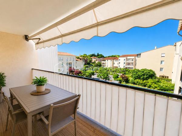MOUANS-SARTOUX - APPARTEMENT 3 PCES - 62M² - PARKING - CALME - 5 MIN DU CENTRE A PIED
(English version below)
À seulement 5 minutes à pied du centre ville et ses commerces, du château de Mouans Sartoux et son parc, découvrez ce bel appartement 3 pièces idéalement situé à Mouans-Sartoux, dans une résidence arborée, bien entretenue et au calme.

Situé au 2ᵉ étage sur 3, cet appartement traversant et climatisé offre une agréable luminosité tout au long de la journée.
 Il se compose comme suit :
- Un séjour de 32m² et sa cuisine ouverte
- 2 chambres (9.5 et 11m²)
- Une salle de bain
- Un WC indépendant
- Une terrasse plein Ouest avec sa vue dégagée sur la nature
- Une place de parking privative,
- Un cellier de 8m² situé au 4eme étage

Charges annuelles : 1056€ 
Taxe foncière : 710€
Cannes et ses plages se trouvent à seulement 25 min en voiture.
Contactez-moi 7 jours sur 7 et 24h/24 pour plus de renseignements ou organiser une visite.

------------------------------------------

MOUANS-SARTOUX – 2-BEDROOM APARTMENT – 62 SQM – PARKING – QUIET AREA – 5 MIN WALK TO TOWN CENTER
Just a 5-minute walk from the town center and all amenities, discover this beautiful 2-bedroom apartment ideally located in Mouans-Sartoux, within a quiet, well-maintained, and landscaped residence.
Located on the 2nd floor of a 3-storey building, this bright dual-aspect apartment is fully air-conditioned and enjoys natural light throughout the day.
The apartment is composed as follows:
* A spacious 32 sqm living room with open-plan kitchen
* 2 bedrooms (9.5 sqm and 11 sqm)
* A bathroom
* Independant toilet
* A west-facing terrace with open views
* One private parking space
* An 8 sqm storage room located on the 4th floor
Annual service charges: €1,056
Property tax: €710
Cannes and its beaches are only a 25-minute drive away.
Feel free to contact me 7 days a week, 24 hours a day, for more information or to arrange a viewing.