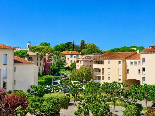 MOUANS-SARTOUX - APPARTEMENT 3 PCES - 62M² - PARKING - CALME - 5 MIN DU CENTRE A PIED
(English version below)
À seulement 5 minutes à pied du centre ville et ses commerces, du château de Mouans Sartoux et son parc, découvrez ce bel appartement 3 pièces idéalement situé à Mouans-Sartoux, dans une résidence arborée, bien entretenue et au calme.

Situé au 2ᵉ étage sur 3, cet appartement traversant et climatisé offre une agréable luminosité tout au long de la journée.
 Il se compose comme suit :
- Un séjour de 32m² et sa cuisine ouverte
- 2 chambres (9.5 et 11m²)
- Une salle de bain
- Un WC indépendant
- Une terrasse plein Ouest avec sa vue dégagée sur la nature
- Une place de parking privative,
- Un cellier de 8m² situé au 4eme étage

Charges annuelles : 1056€ 
Taxe foncière : 710€
Cannes et ses plages se trouvent à seulement 25 min en voiture.
Contactez-moi 7 jours sur 7 et 24h/24 pour plus de renseignements ou organiser une visite.

------------------------------------------

MOUANS-SARTOUX – 2-BEDROOM APARTMENT – 62 SQM – PARKING – QUIET AREA – 5 MIN WALK TO TOWN CENTER
Just a 5-minute walk from the town center and all amenities, discover this beautiful 2-bedroom apartment ideally located in Mouans-Sartoux, within a quiet, well-maintained, and landscaped residence.
Located on the 2nd floor of a 3-storey building, this bright dual-aspect apartment is fully air-conditioned and enjoys natural light throughout the day.
The apartment is composed as follows:
* A spacious 32 sqm living room with open-plan kitchen
* 2 bedrooms (9.5 sqm and 11 sqm)
* A bathroom
* Independant toilet
* A west-facing terrace with open views
* One private parking space
* An 8 sqm storage room located on the 4th floor
Annual service charges: €1,056
Property tax: €710
Cannes and its beaches are only a 25-minute drive away.
Feel free to contact me 7 days a week, 24 hours a day, for more information or to arrange a viewing.