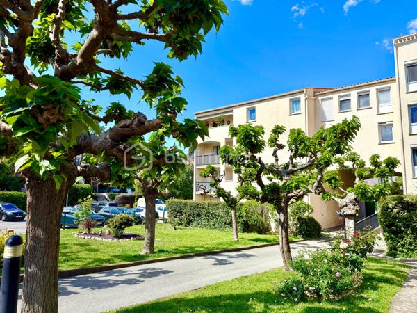 MOUANS-SARTOUX - APPARTEMENT 3 PCES - 62M² - PARKING - CALME - 5 MIN DU CENTRE A PIED
(English version below)
À seulement 5 minutes à pied du centre ville et ses commerces, du château de Mouans Sartoux et son parc, découvrez ce bel appartement 3 pièces idéalement situé à Mouans-Sartoux, dans une résidence arborée, bien entretenue et au calme.

Situé au 2ᵉ étage sur 3, cet appartement traversant et climatisé offre une agréable luminosité tout au long de la journée.
 Il se compose comme suit :
- Un séjour de 32m² et sa cuisine ouverte
- 2 chambres (9.5 et 11m²)
- Une salle de bain
- Un WC indépendant
- Une terrasse plein Ouest avec sa vue dégagée sur la nature
- Une place de parking privative,
- Un cellier de 8m² situé au 4eme étage

Charges annuelles : 1056€ 
Taxe foncière : 710€
Cannes et ses plages se trouvent à seulement 25 min en voiture.
Contactez-moi 7 jours sur 7 et 24h/24 pour plus de renseignements ou organiser une visite.

------------------------------------------

MOUANS-SARTOUX – 2-BEDROOM APARTMENT – 62 SQM – PARKING – QUIET AREA – 5 MIN WALK TO TOWN CENTER
Just a 5-minute walk from the town center and all amenities, discover this beautiful 2-bedroom apartment ideally located in Mouans-Sartoux, within a quiet, well-maintained, and landscaped residence.
Located on the 2nd floor of a 3-storey building, this bright dual-aspect apartment is fully air-conditioned and enjoys natural light throughout the day.
The apartment is composed as follows:
* A spacious 32 sqm living room with open-plan kitchen
* 2 bedrooms (9.5 sqm and 11 sqm)
* A bathroom
* Independant toilet
* A west-facing terrace with open views
* One private parking space
* An 8 sqm storage room located on the 4th floor
Annual service charges: €1,056
Property tax: €710
Cannes and its beaches are only a 25-minute drive away.
Feel free to contact me 7 days a week, 24 hours a day, for more information or to arrange a viewing.