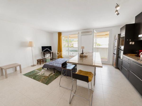 MOUANS-SARTOUX - APPARTEMENT 3 PCES - 62M² - PARKING - CALME - 5 MIN DU CENTRE A PIED
(English version below)
À seulement 5 minutes à pied du centre ville et ses commerces, du château de Mouans Sartoux et son parc, découvrez ce bel appartement 3 pièces idéalement situé à Mouans-Sartoux, dans une résidence arborée, bien entretenue et au calme.

Situé au 2ᵉ étage sur 3, cet appartement traversant et climatisé offre une agréable luminosité tout au long de la journée.
 Il se compose comme suit :
- Un séjour de 32m² et sa cuisine ouverte
- 2 chambres (9.5 et 11m²)
- Une salle de bain
- Un WC indépendant
- Une terrasse plein Ouest avec sa vue dégagée sur la nature
- Une place de parking privative,
- Un cellier de 8m² situé au 4eme étage

Charges annuelles : 1056€ 
Taxe foncière : 710€
Cannes et ses plages se trouvent à seulement 25 min en voiture.
Contactez-moi 7 jours sur 7 et 24h/24 pour plus de renseignements ou organiser une visite.

------------------------------------------

MOUANS-SARTOUX – 2-BEDROOM APARTMENT – 62 SQM – PARKING – QUIET AREA – 5 MIN WALK TO TOWN CENTER
Just a 5-minute walk from the town center and all amenities, discover this beautiful 2-bedroom apartment ideally located in Mouans-Sartoux, within a quiet, well-maintained, and landscaped residence.
Located on the 2nd floor of a 3-storey building, this bright dual-aspect apartment is fully air-conditioned and enjoys natural light throughout the day.
The apartment is composed as follows:
* A spacious 32 sqm living room with open-plan kitchen
* 2 bedrooms (9.5 sqm and 11 sqm)
* A bathroom
* Independant toilet
* A west-facing terrace with open views
* One private parking space
* An 8 sqm storage room located on the 4th floor
Annual service charges: €1,056
Property tax: €710
Cannes and its beaches are only a 25-minute drive away.
Feel free to contact me 7 days a week, 24 hours a day, for more information or to arrange a viewing.
