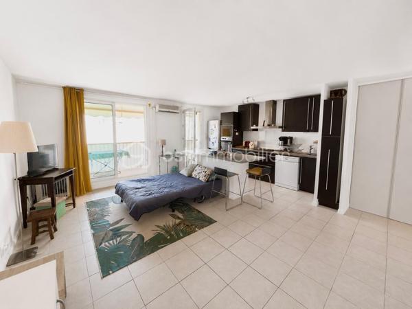 MOUANS-SARTOUX - APPARTEMENT 3 PCES - 62M² - PARKING - CALME - 5 MIN DU CENTRE A PIED
(English version below)
À seulement 5 minutes à pied du centre ville et ses commerces, du château de Mouans Sartoux et son parc, découvrez ce bel appartement 3 pièces idéalement situé à Mouans-Sartoux, dans une résidence arborée, bien entretenue et au calme.

Situé au 2ᵉ étage sur 3, cet appartement traversant et climatisé offre une agréable luminosité tout au long de la journée.
 Il se compose comme suit :
- Un séjour de 32m² et sa cuisine ouverte
- 2 chambres (9.5 et 11m²)
- Une salle de bain
- Un WC indépendant
- Une terrasse plein Ouest avec sa vue dégagée sur la nature
- Une place de parking privative,
- Un cellier de 8m² situé au 4eme étage

Charges annuelles : 1056€ 
Taxe foncière : 710€
Cannes et ses plages se trouvent à seulement 25 min en voiture.
Contactez-moi 7 jours sur 7 et 24h/24 pour plus de renseignements ou organiser une visite.

------------------------------------------

MOUANS-SARTOUX – 2-BEDROOM APARTMENT – 62 SQM – PARKING – QUIET AREA – 5 MIN WALK TO TOWN CENTER
Just a 5-minute walk from the town center and all amenities, discover this beautiful 2-bedroom apartment ideally located in Mouans-Sartoux, within a quiet, well-maintained, and landscaped residence.
Located on the 2nd floor of a 3-storey building, this bright dual-aspect apartment is fully air-conditioned and enjoys natural light throughout the day.
The apartment is composed as follows:
* A spacious 32 sqm living room with open-plan kitchen
* 2 bedrooms (9.5 sqm and 11 sqm)
* A bathroom
* Independant toilet
* A west-facing terrace with open views
* One private parking space
* An 8 sqm storage room located on the 4th floor
Annual service charges: €1,056
Property tax: €710
Cannes and its beaches are only a 25-minute drive away.
Feel free to contact me 7 days a week, 24 hours a day, for more information or to arrange a viewing.