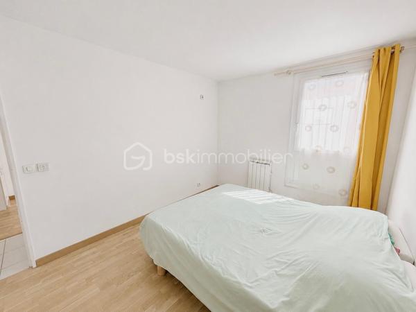 MOUANS-SARTOUX - APPARTEMENT 3 PCES - 62M² - PARKING - CALME - 5 MIN DU CENTRE A PIED
(English version below)
À seulement 5 minutes à pied du centre ville et ses commerces, du château de Mouans Sartoux et son parc, découvrez ce bel appartement 3 pièces idéalement situé à Mouans-Sartoux, dans une résidence arborée, bien entretenue et au calme.

Situé au 2ᵉ étage sur 3, cet appartement traversant et climatisé offre une agréable luminosité tout au long de la journée.
 Il se compose comme suit :
- Un séjour de 32m² et sa cuisine ouverte
- 2 chambres (9.5 et 11m²)
- Une salle de bain
- Un WC indépendant
- Une terrasse plein Ouest avec sa vue dégagée sur la nature
- Une place de parking privative,
- Un cellier de 8m² situé au 4eme étage

Charges annuelles : 1056€ 
Taxe foncière : 710€
Cannes et ses plages se trouvent à seulement 25 min en voiture.
Contactez-moi 7 jours sur 7 et 24h/24 pour plus de renseignements ou organiser une visite.

------------------------------------------

MOUANS-SARTOUX – 2-BEDROOM APARTMENT – 62 SQM – PARKING – QUIET AREA – 5 MIN WALK TO TOWN CENTER
Just a 5-minute walk from the town center and all amenities, discover this beautiful 2-bedroom apartment ideally located in Mouans-Sartoux, within a quiet, well-maintained, and landscaped residence.
Located on the 2nd floor of a 3-storey building, this bright dual-aspect apartment is fully air-conditioned and enjoys natural light throughout the day.
The apartment is composed as follows:
* A spacious 32 sqm living room with open-plan kitchen
* 2 bedrooms (9.5 sqm and 11 sqm)
* A bathroom
* Independant toilet
* A west-facing terrace with open views
* One private parking space
* An 8 sqm storage room located on the 4th floor
Annual service charges: €1,056
Property tax: €710
Cannes and its beaches are only a 25-minute drive away.
Feel free to contact me 7 days a week, 24 hours a day, for more information or to arrange a viewing.